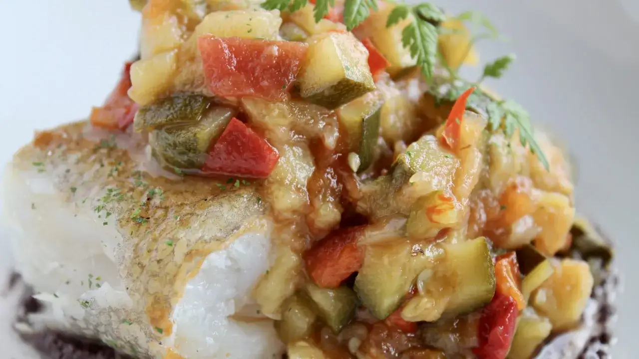 Delicioso bacalao a la cazuela, con trozos de pimiento rojo, calabac&iacute;n y tomate, adornado con perejil fresco.