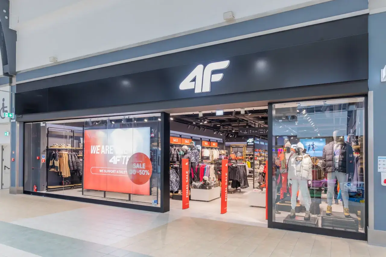 Sklep 4F firma z odzieżą sportową. W witrynie promocja