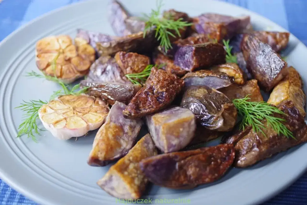 Pieczone ziemniaki truflowe z czoskiem i koperkiem. Idealne przepisy na wykwintne danie.