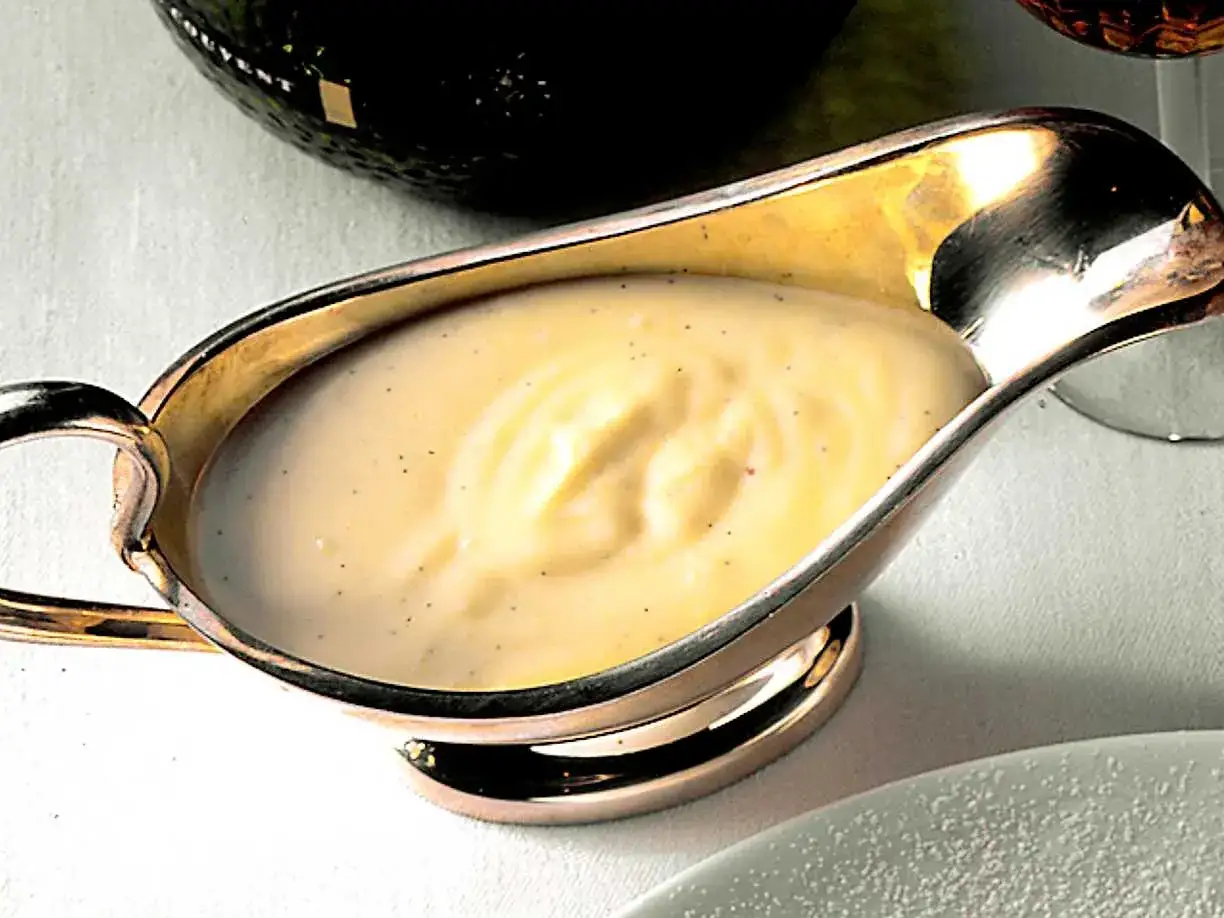 Kr&auml;mig vaniljs&aring;s i ett silverfat, perfekt f&ouml;r ditt vaniljs&aring;s recept. Smakrik och len, redo att serveras.