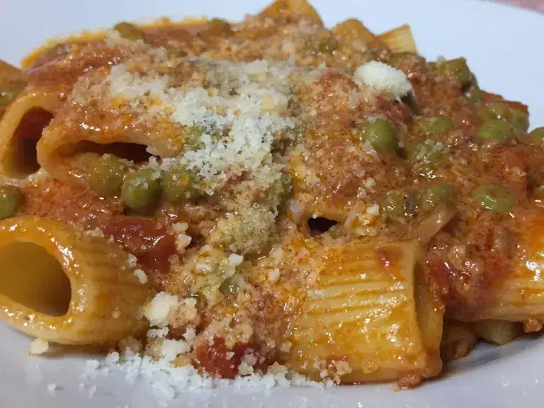 Ingredienti pasta alla boscaiola tradizionale funghi salsiccia