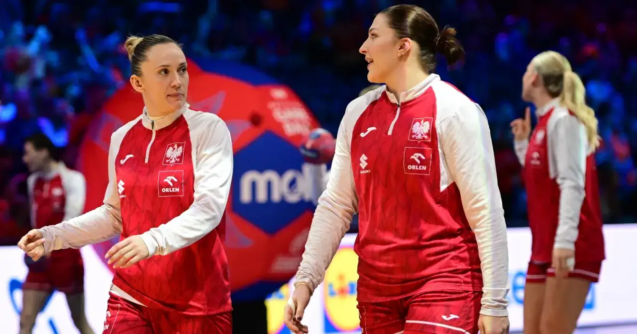 Piłkarki ręczne w strojach reprezentacji Polski, gotowe do gry w I lidze piłki ręcznej.