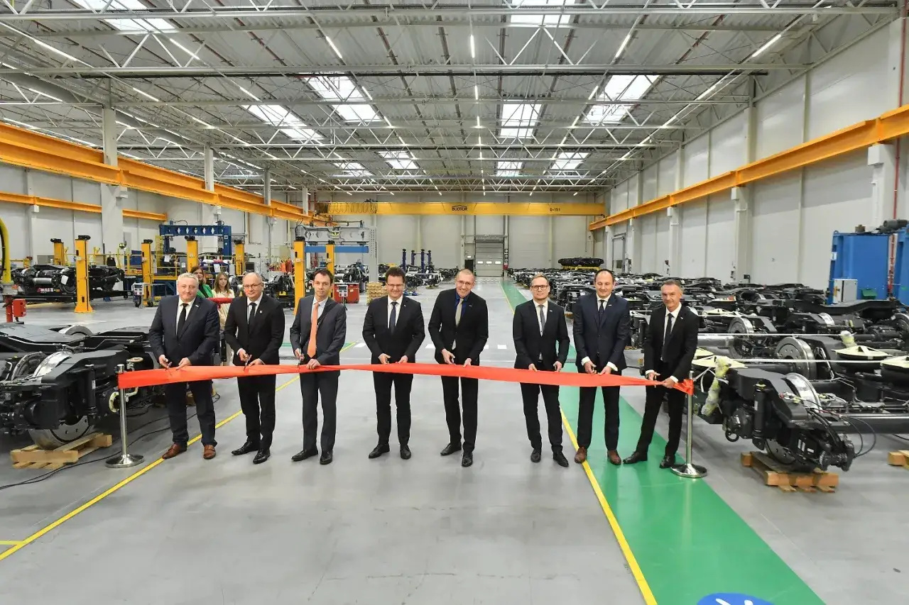 Uroczyste przecięcie wstęgi w fabryce Alstom Wrocław. Panowie w garniturach otwierają nową erę produkcji.