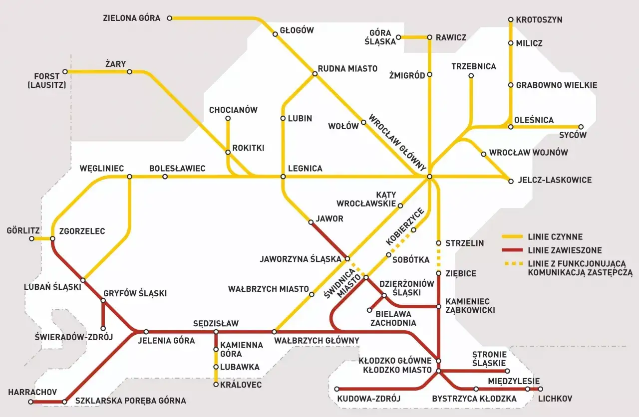 Mapa kolejowa Dolnego Śląska: linie czynne (żółte) i zawieszone (czerwone), z zaznaczoną trasą do Świeradów-Zdrój, Wrocławia i dalej.