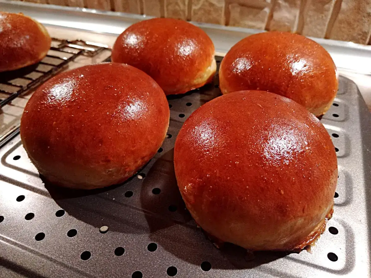 bułki do burgerów przed i po podgrzewaniu