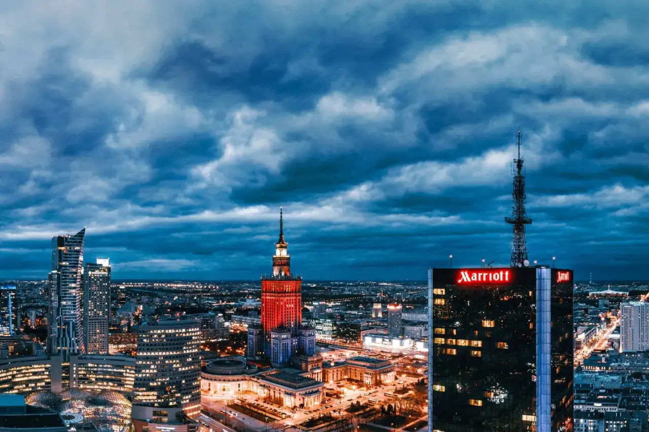 Warszawski krajobraz nocą, zdominowany przez Pałac Kultury i Nauki oraz najwyższy hotel w Warszawie &ndash; Marriott.