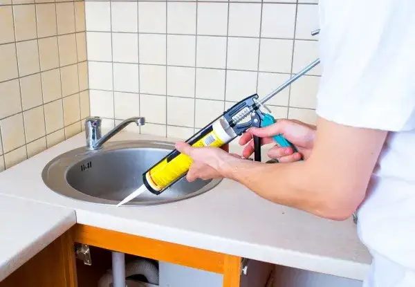 Uszczelnianie zlewu silikonem sanitarnym