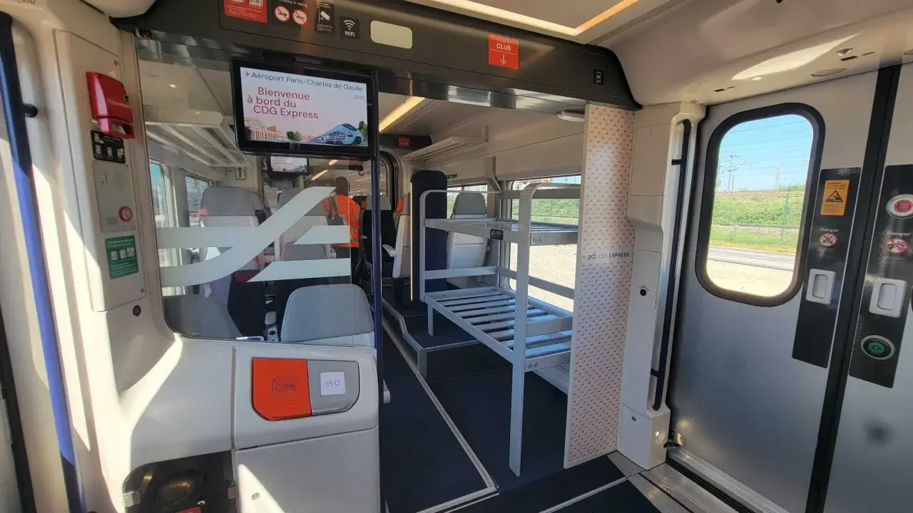 Intérieur du train CDG Express, le métro pour l'aéroport Charles de Gaulle Paris. Des lits superposés sont installés dans le wagon.