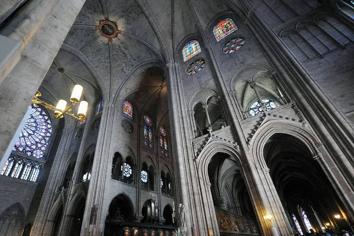 Wnętrze katedry Notre Dame z witrażami i sklepieniem.