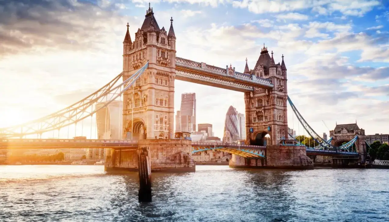 Tower Bridge w Londynie, jednym z najczęściej odwiedzanych miast świata, o zachodzie słońca.