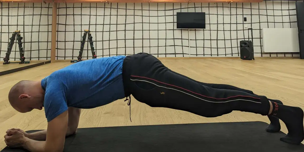 Mann in Plank-Position mit **richtiger Haltung**. K&ouml;rper gerade, Bauch angespannt, Po leicht angehoben.