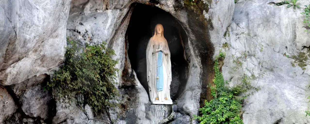 Figurka Matki Boskiej w grocie, gdzie według wierzeń objawiła się woda. To miejsce przy sanktuariach, gdzie często odkrywane są przyczyny powstawania cudownych źródeł.