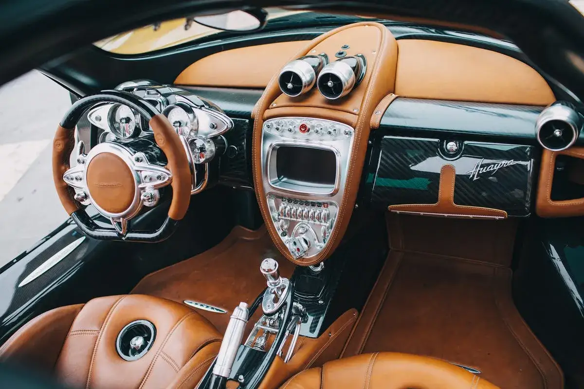 Wnętrze Pagani Huayra: skórzane fotele, kierownica i deska rozdzielcza z włókna węglowego.