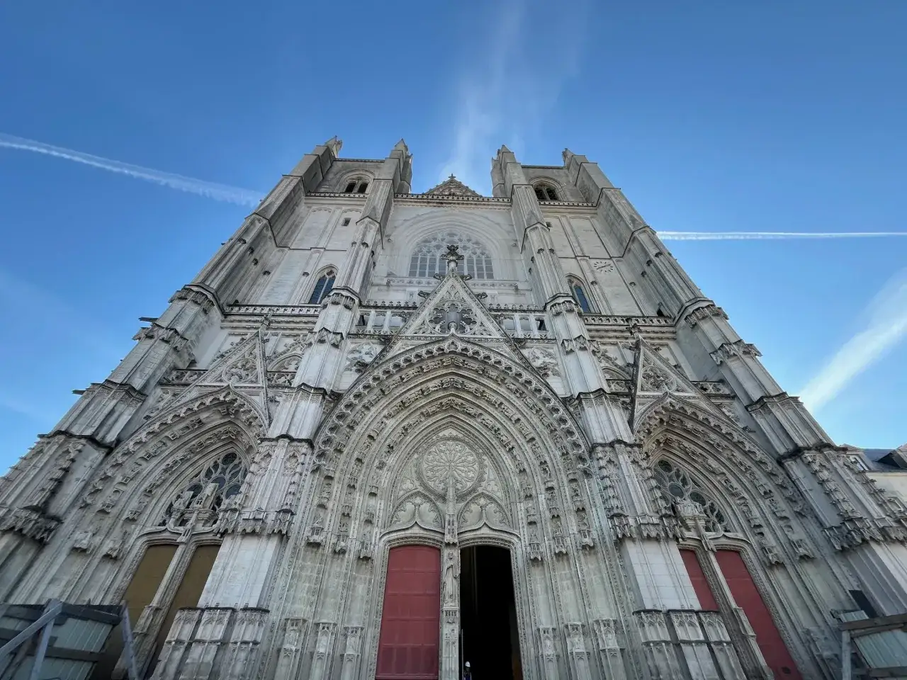 La fa&ccedil;ade de la cath&eacute;drale de Nantes, majestueuse sous un ciel bleu, rappelle l'incendie qui a marqu&eacute; son histoire.
