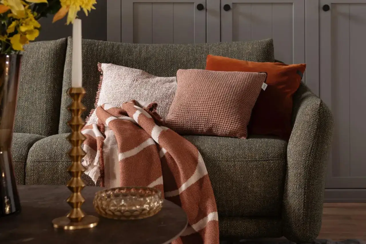 Gem&uuml;tliches Sofa mit Kissen und Decke: So l&auml;sst sich das Sofa dekorieren, Kissen richtig kombinieren f&uuml;r einen warmen Look.