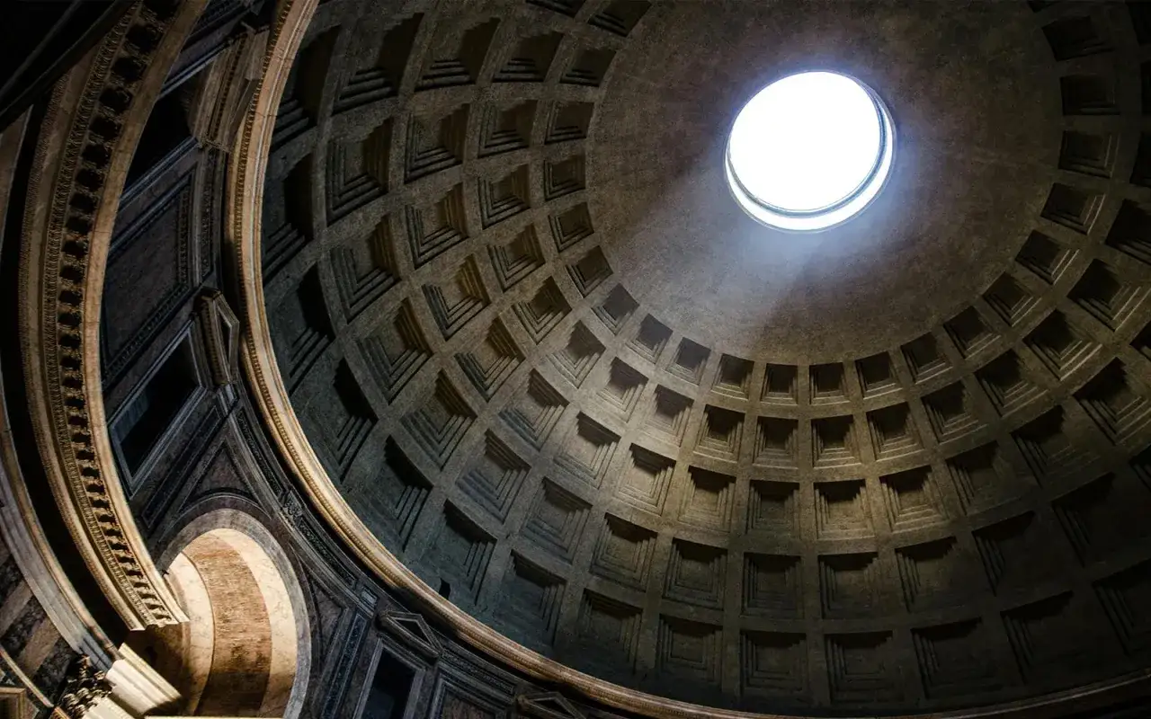 Le d&ocirc;me du Panth&eacute;on &agrave; Rome, avec son oculus illumin&eacute; par la lumi&egrave;re du jour, r&eacute;v&egrave;le sa structure en caissons.