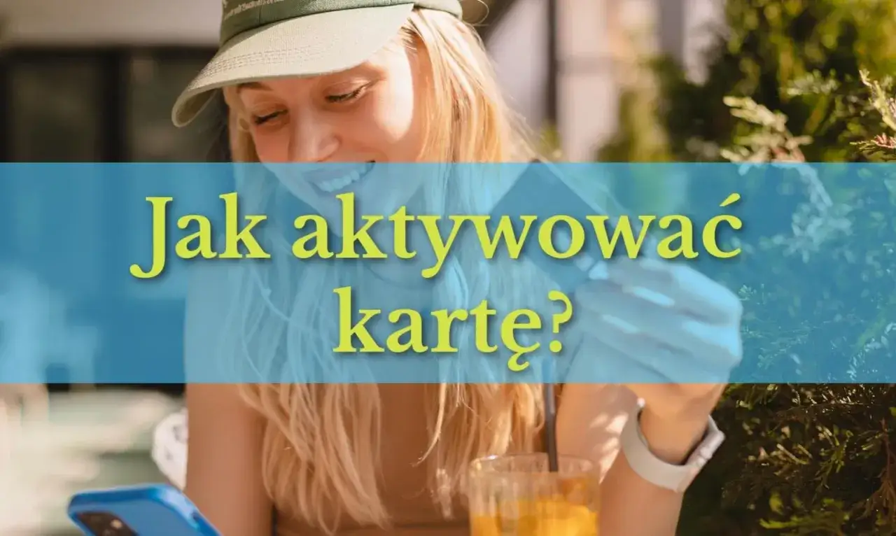 Uśmiechnięta kobieta z telefonem i kartą w ręku, zastanawia się, jak aktywować kartę.
