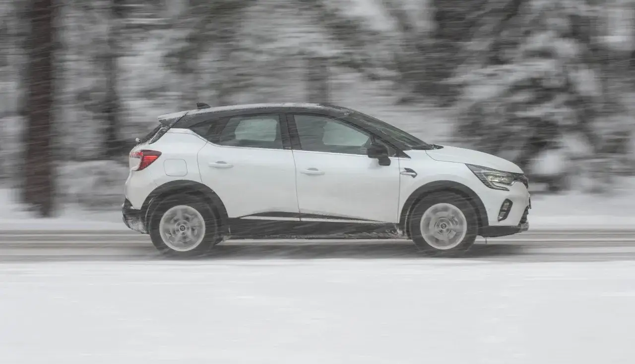 Vit Renault Captur kör i snöstorm. Ett potentiellt problem med bilen är att den kan tappa greppet på den hala vägen.