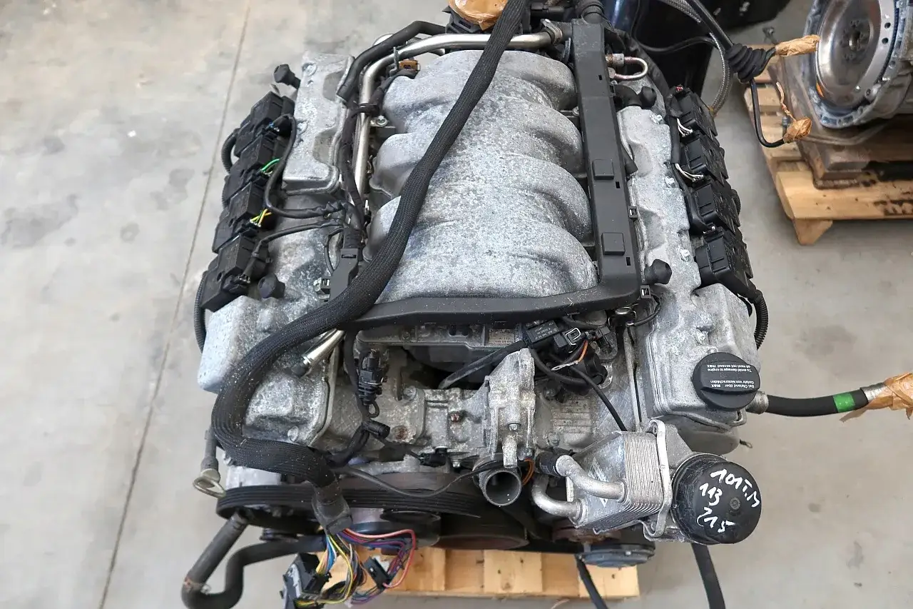 Silnik V8 Mercedesa, jeden z najlepszych silnik&oacute;w tej marki, gotowy do montażu.