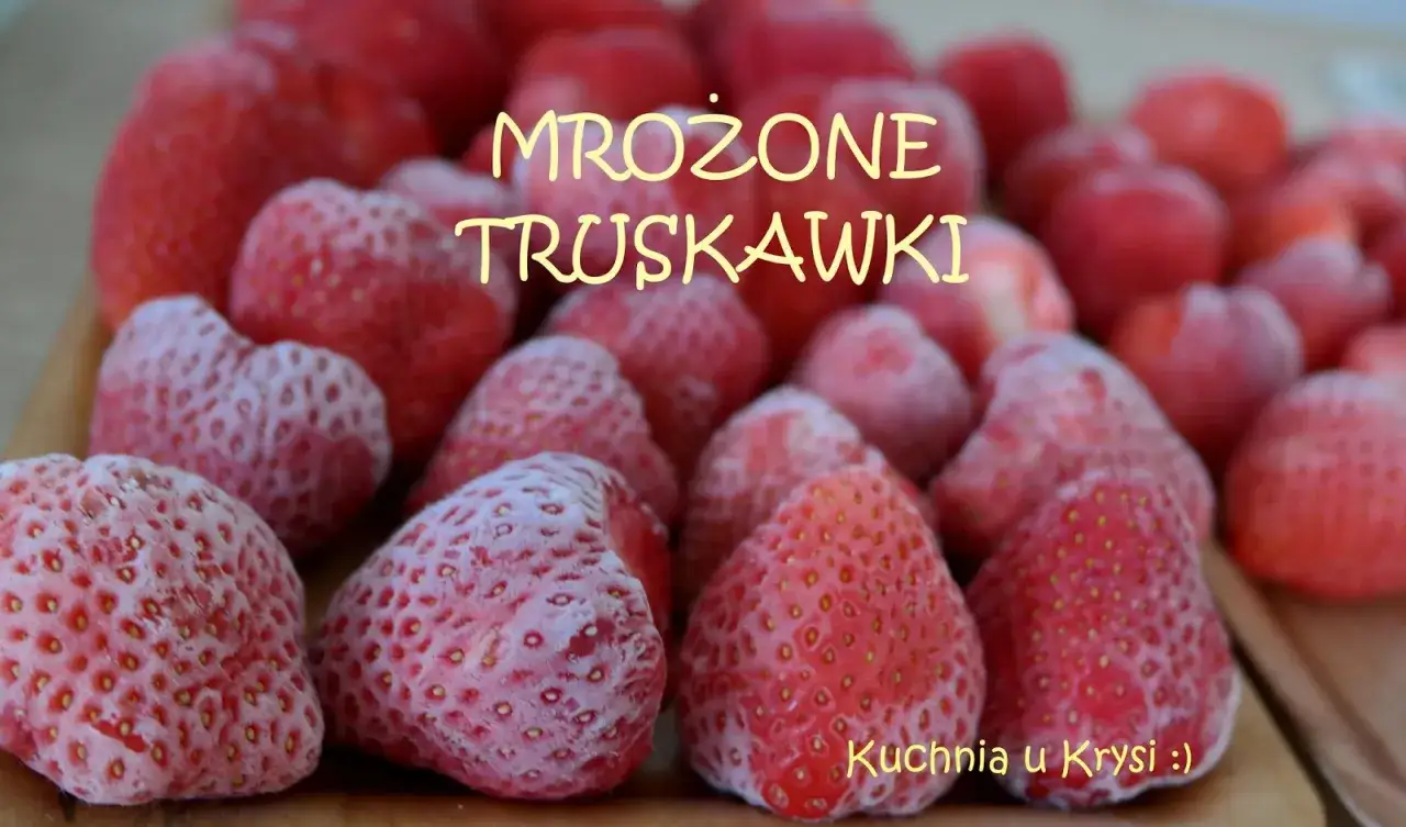 Mrożone truskawki to świetny spos&oacute;b, by cieszyć się ich smakiem przez cały rok. Zobacz, co zrobić z truskawkami na zimę!