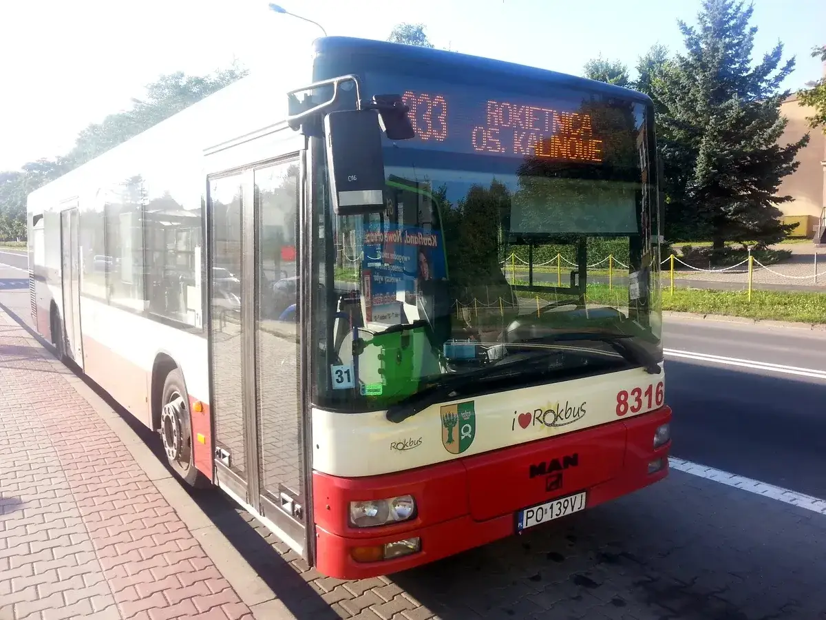 Autobus linii 833 z Rokietnicy do Os. Kalinowe czeka na przystanku.