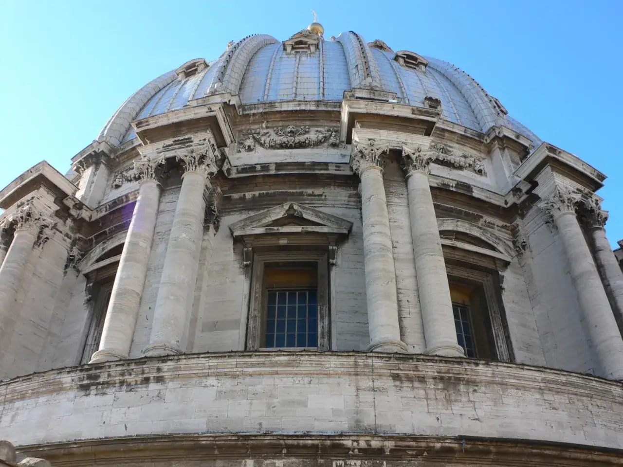 La coupole de la basilique Saint-Pierre, un chef-d'&oelig;uvre architectural. Sa hauteur impressionnante domine le ciel bleu.
