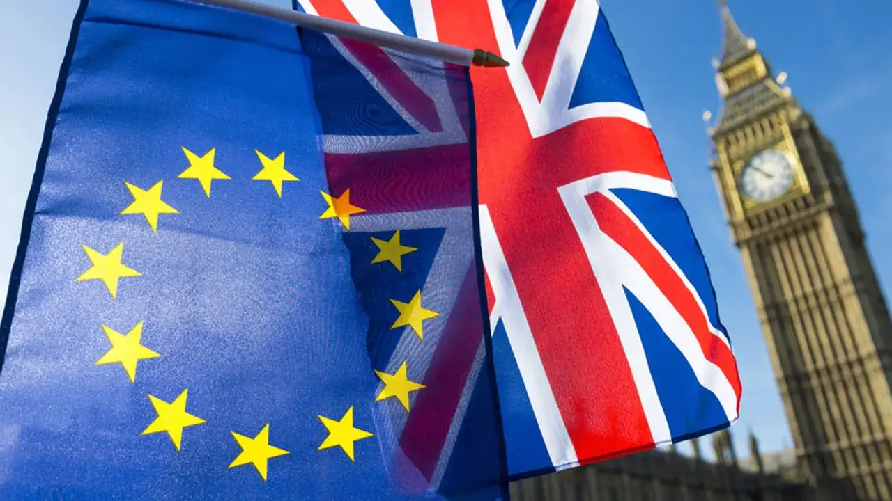 Flagi UE i Wielkiej Brytanii obok siebie, symbolizujące skutki brexitu dla polskiego handlu z wielką brytanią, procedury celne i nowe realia gospodarcze.