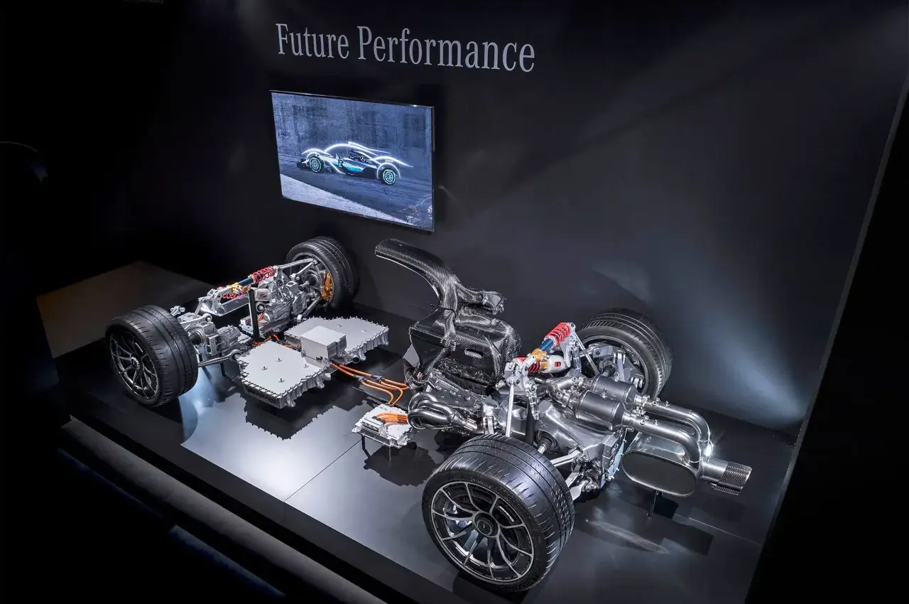 Szczegółowy układ napędowy Mercedes-AMG ONE, pokazujący hybrydowy silnik V6 i baterie.