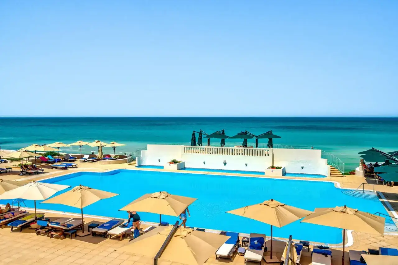Djerba: uważać na słońce i tłumy przy basenie. Piękny widok na morze z hotelowego tarasu.