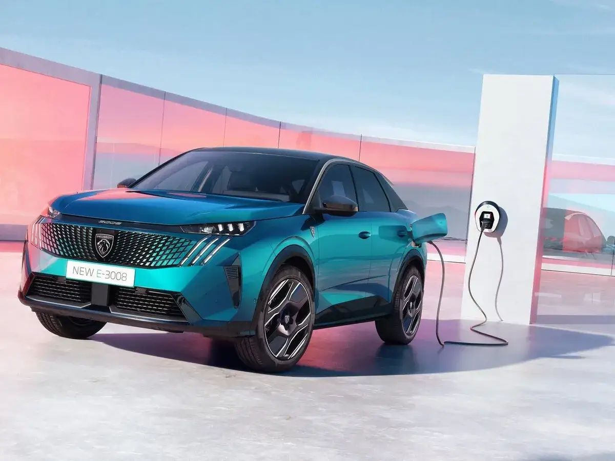 El nuevo Peugeot 3008, un coche PHEV, se carga en una estaci&oacute;n moderna.