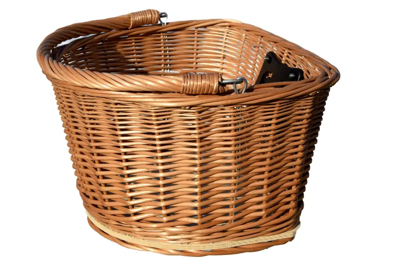 Pleciony koszyczek do rowerka, idealny na zakupy lub piknik. Wykonany z wikliny, z wygodnym uchwytem.