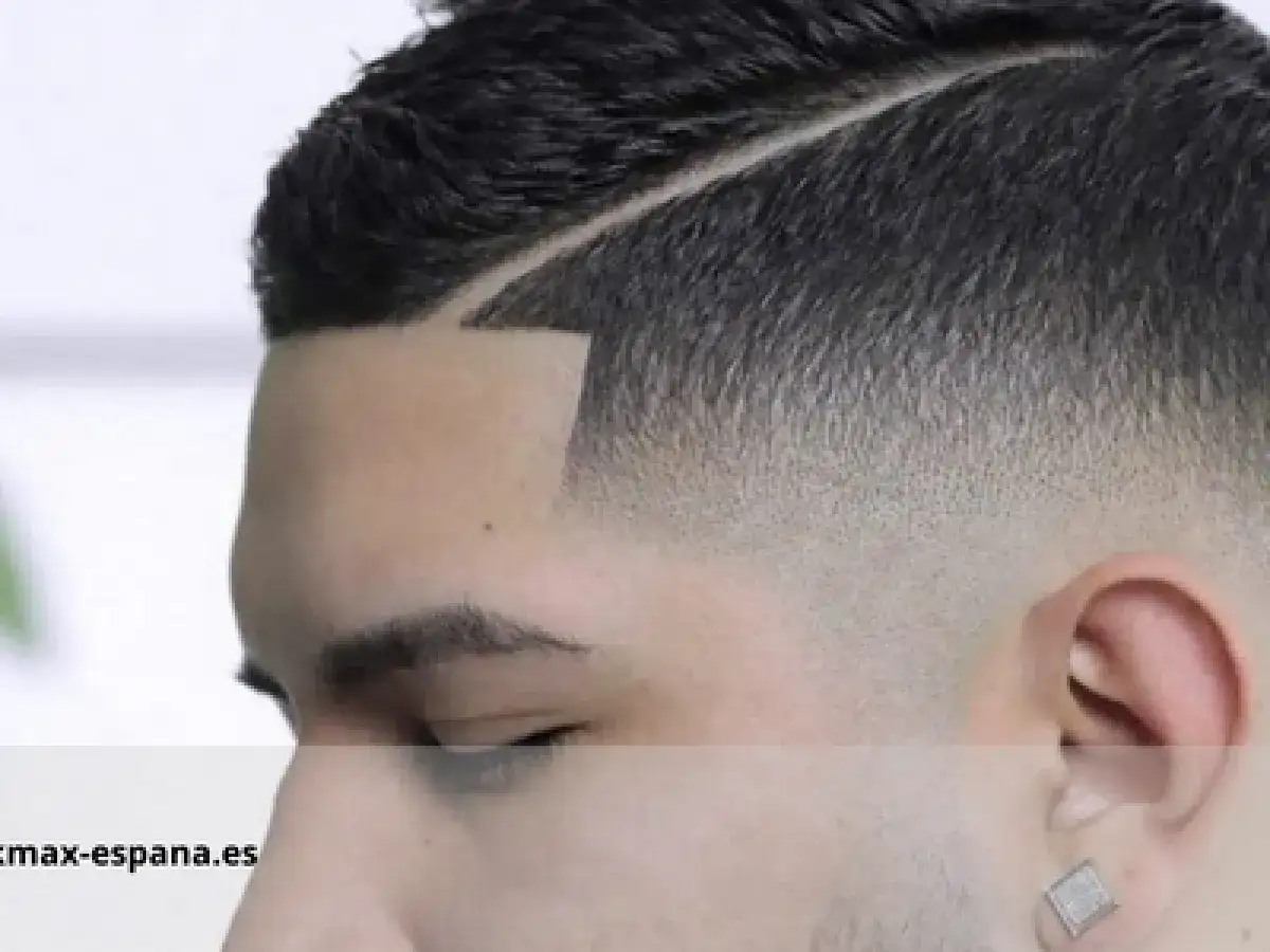 Un hombre con un corte de pelo buzz cut moderno, con líneas definidas y un degradado suave en los laterales.