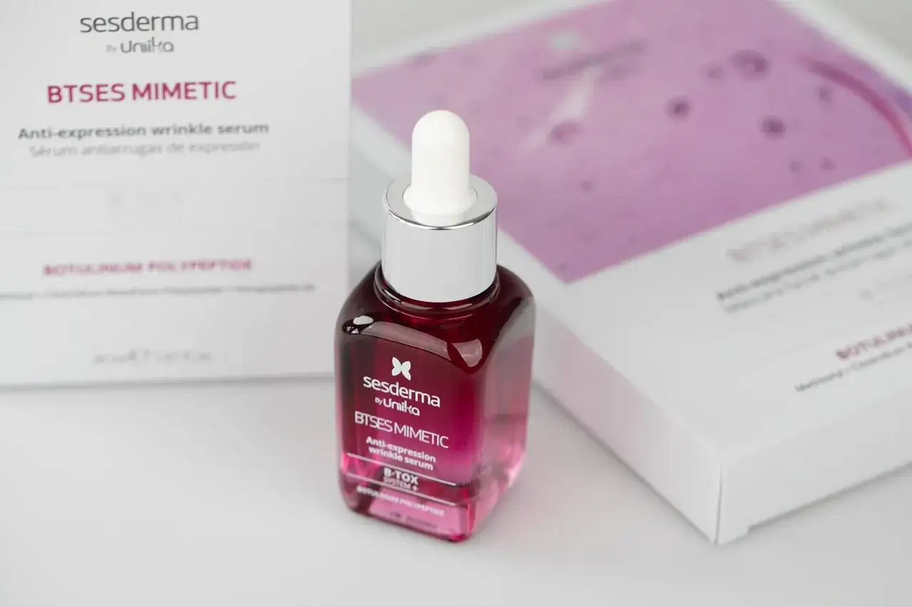 Serum Sesderma BTSES MIMETIC z peptydami, które redukują zmarszczki mimiczne. Elegancka buteleczka z pipetką.