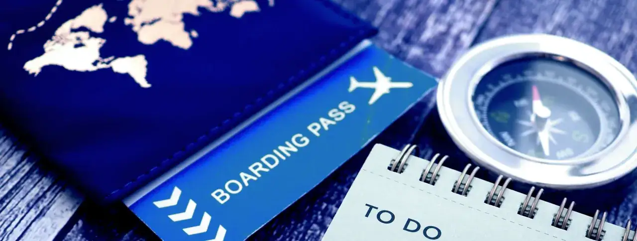 Paszport z mapą świata, karta pokładowa i kompas. Planujesz podróż na Cypr w ramach strefy Schengen?
