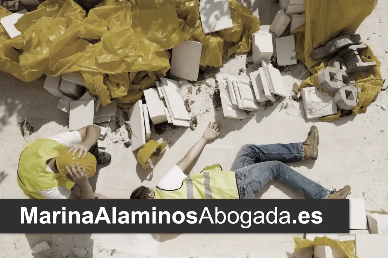 Dos obreros en el suelo tras un accidente. Si sufres un accidente laboral, te ayudamos con tu resolución INSS recargo de prestaciones.
