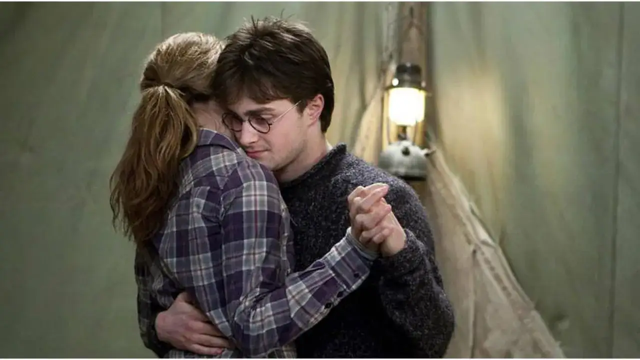 Hermiona i Harry tańczą w namiocie, trzymając się blisko. W tle widać lampę naftową.