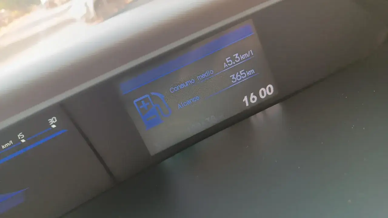 Consumo medio 5.3 km/l, autonomia 365 km. Il display dell'auto mostra quanto diesel per 100 km è stato consumato.