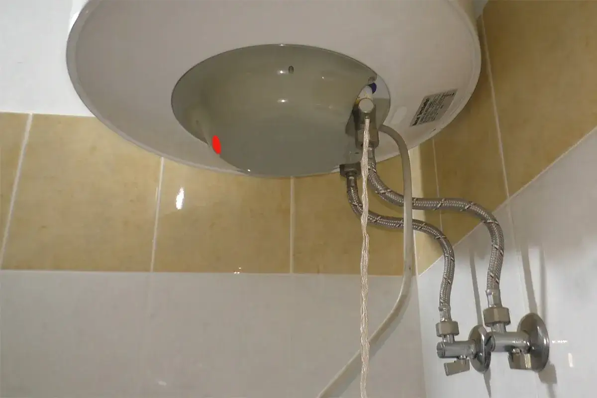 La valvola dello scaldabagno perde acqua, visibile un filo d'acqua che scende.