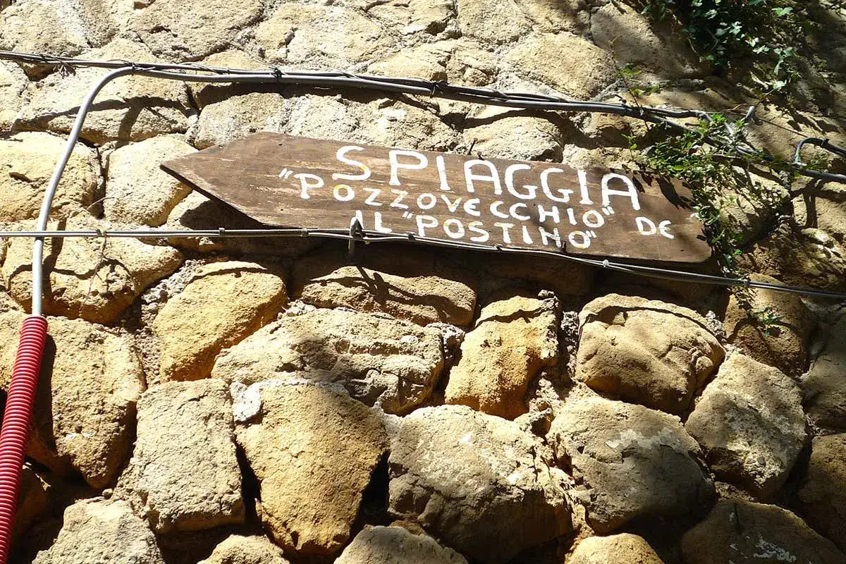 Cartello in legno a Procida indica 