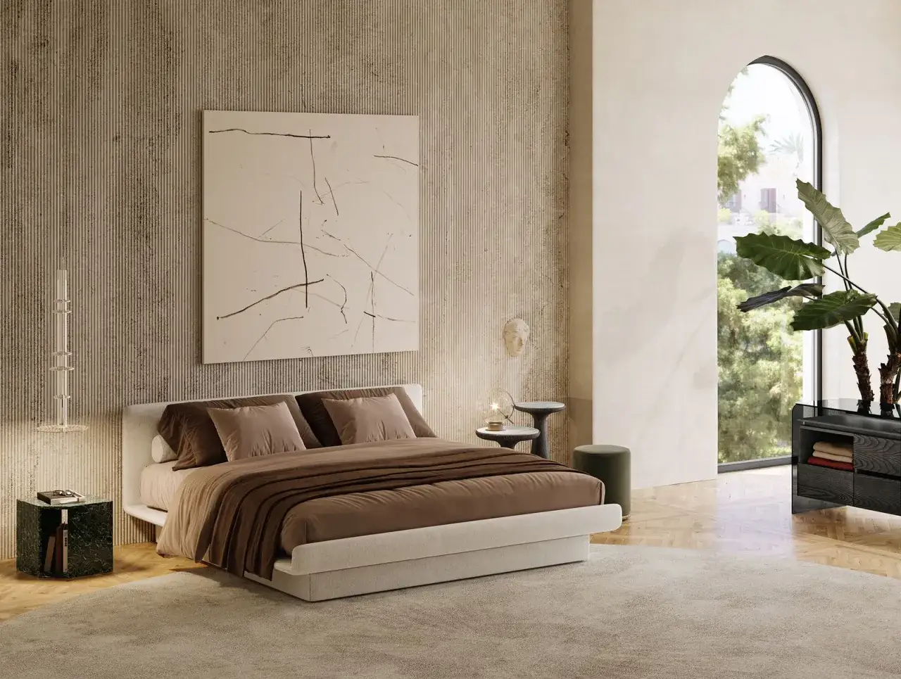 Camera da letto moderna con letto king-size, opere d'arte astratte e un'ampia finestra ad arco. Ispirazioni per la camera da letto con texture a parete e arredi eleganti.