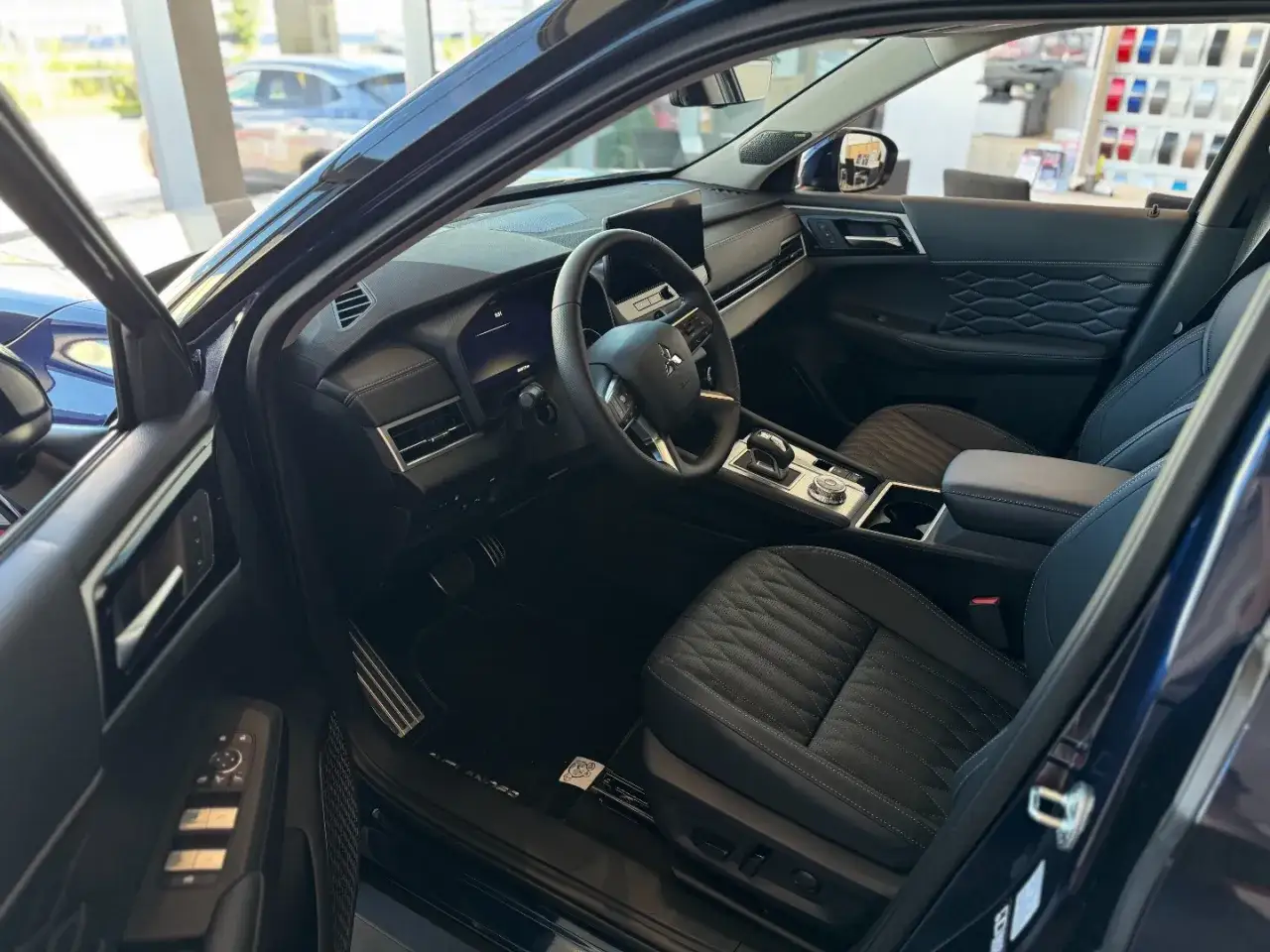 Wnętrze nowego Mitsubishi Outlander PHEV. Sk&oacute;rzana tapicerka, nowoczesna deska rozdzielcza i komfortowe fotele zapraszają do podr&oacute;ży.