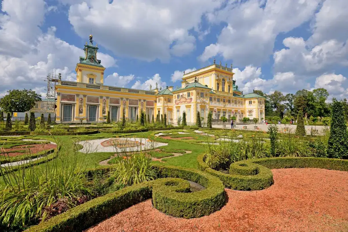 Pałac w Wilanowie zachwyca architekturą i barokowymi ogrodami. Zwiedzanie tego miejsca to podr&oacute;ż w czasie.