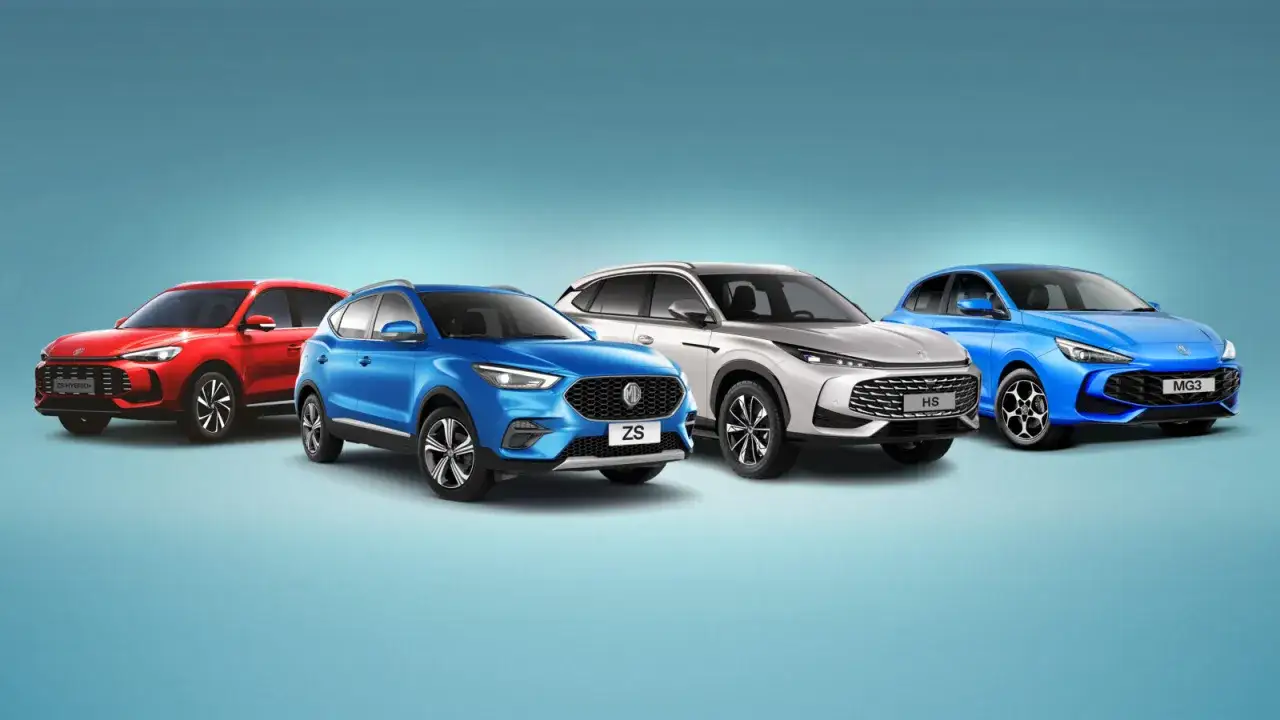 Cztery chińskie samochody MG: czerwony SUV, niebieski SUV, biały SUV i niebieski hatchback, prezentują nowoczesny design.