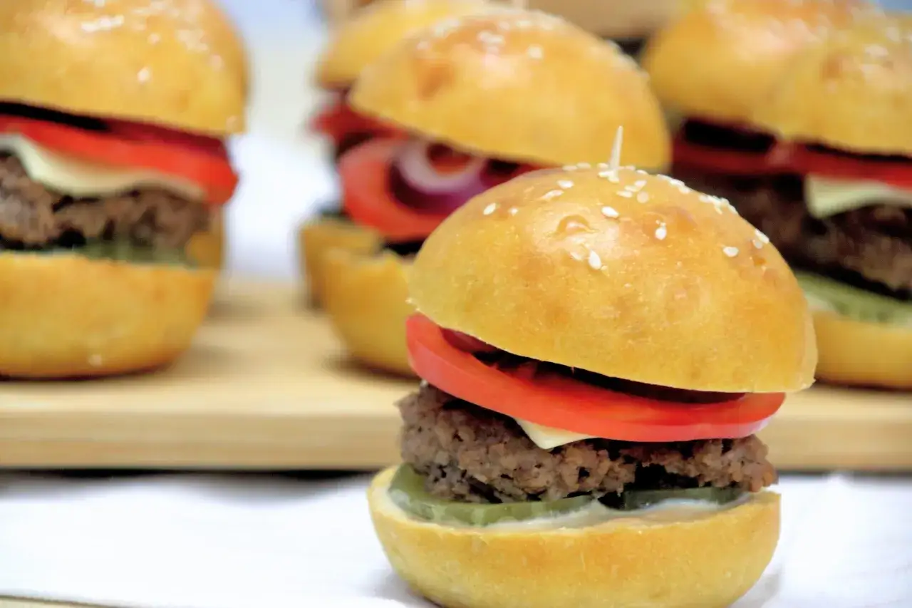 Mini burgery z różnymi dodatkami i sosami