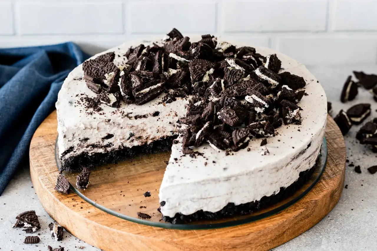 Ein köstlicher Oreo Cheesecake, bedeckt mit zerbröselten Keksen, wartet darauf, angeschnitten zu werden.