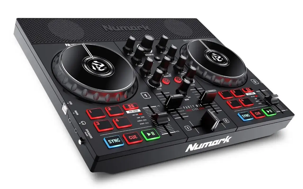 Czarny kontroler DJ Numark Party Mix Live, idealny do nauki jak zostać DJ w klubie.