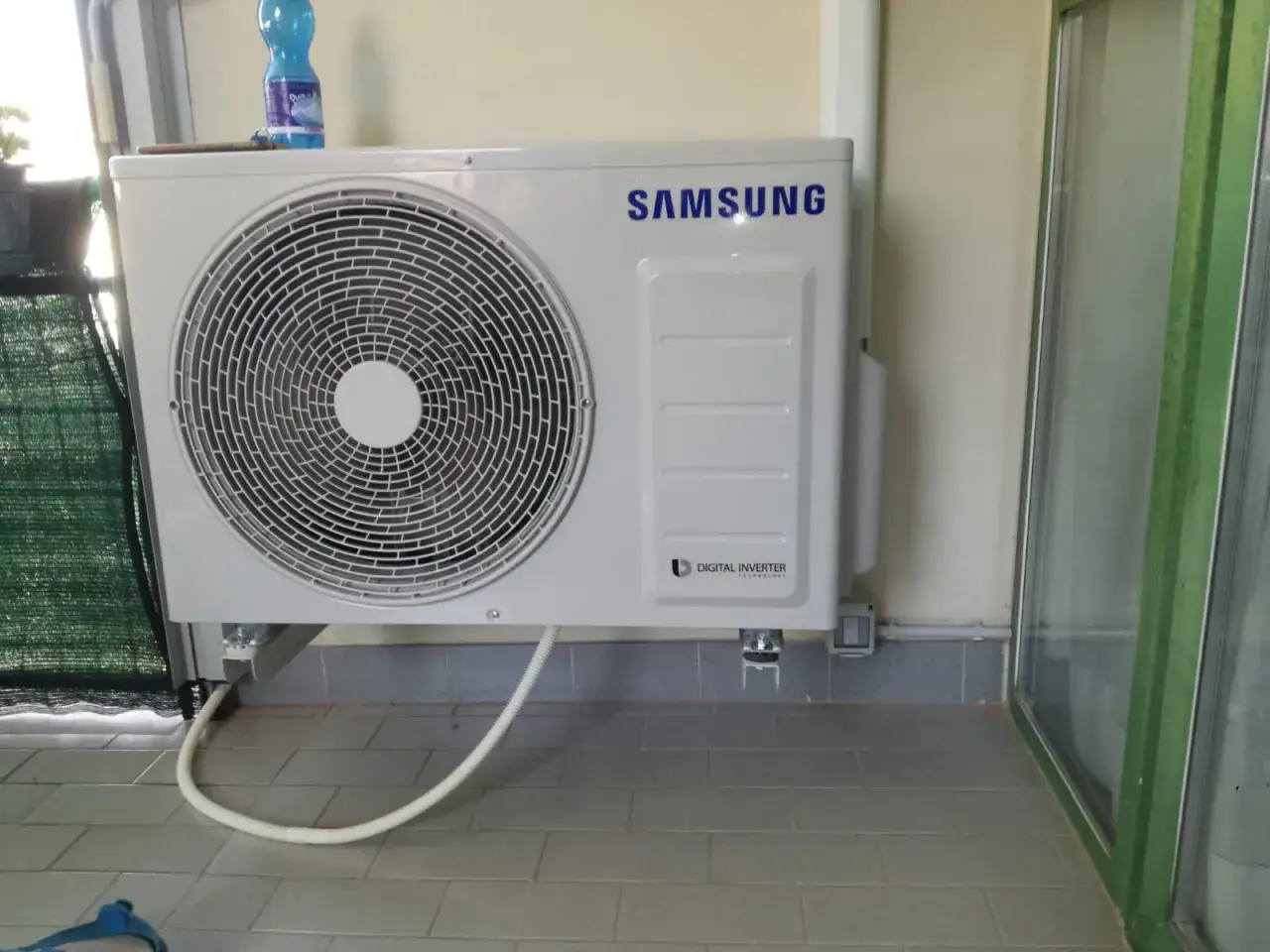 Unit&agrave; esterna Samsung 12000 BTU, pronta per l'installazione. Il costo installazione condizionatore 12000 btu &egrave; un investimento per il comfort estivo.