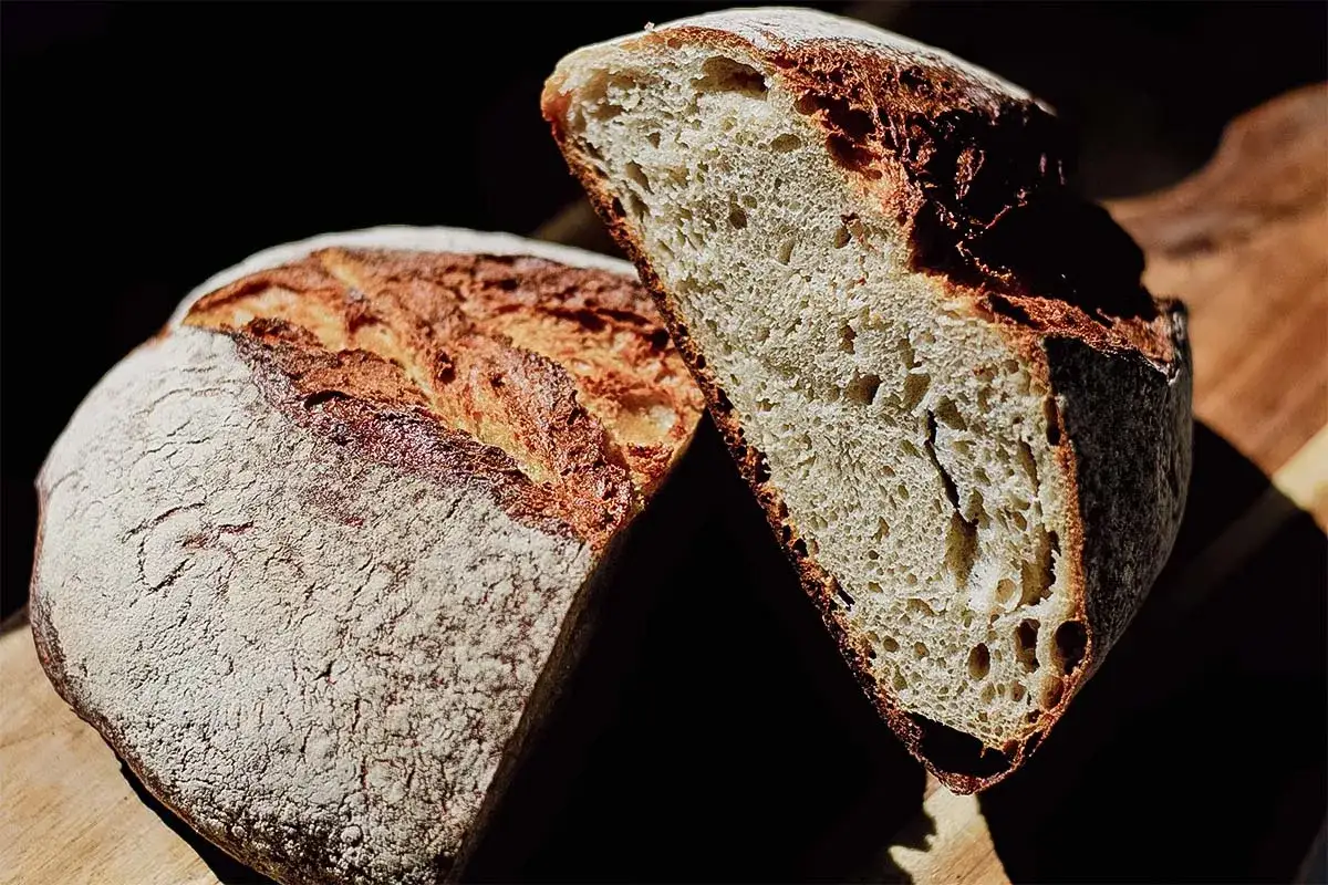 Ein frisch gebackenes Kartoffelbrot, aufgeschnitten, zeigt seine luftige Krume. Dieses Kartoffelbrot Rezept ist ein Genuss!
