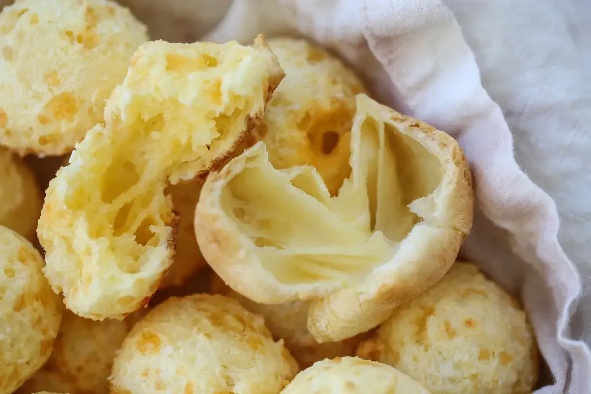 Pao de queijo, ces petites boules dor&eacute;es et a&eacute;r&eacute;es, r&eacute;v&egrave;lent leur c&oelig;ur moelleux et filant. Un d&eacute;lice &agrave; savourer !