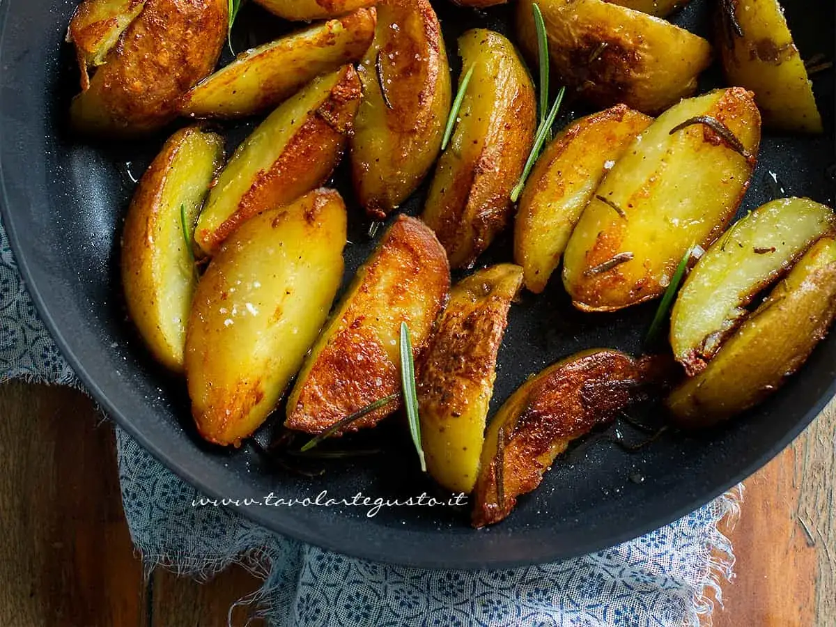 Patate al forno dorate e croccanti, profumate al rosmarino. Perfette per le tue 10 ricette con le patate veloci.